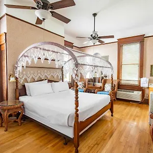 https://classic-king-balcony-at-curry-mansion-inn.hotels-in-key-west.com