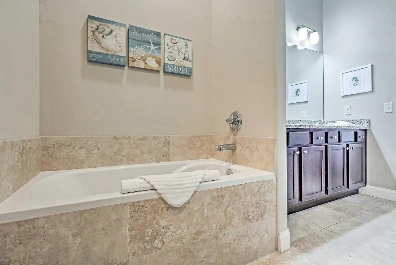 Luxurious Alerio Condo - Steps To Private Beach!