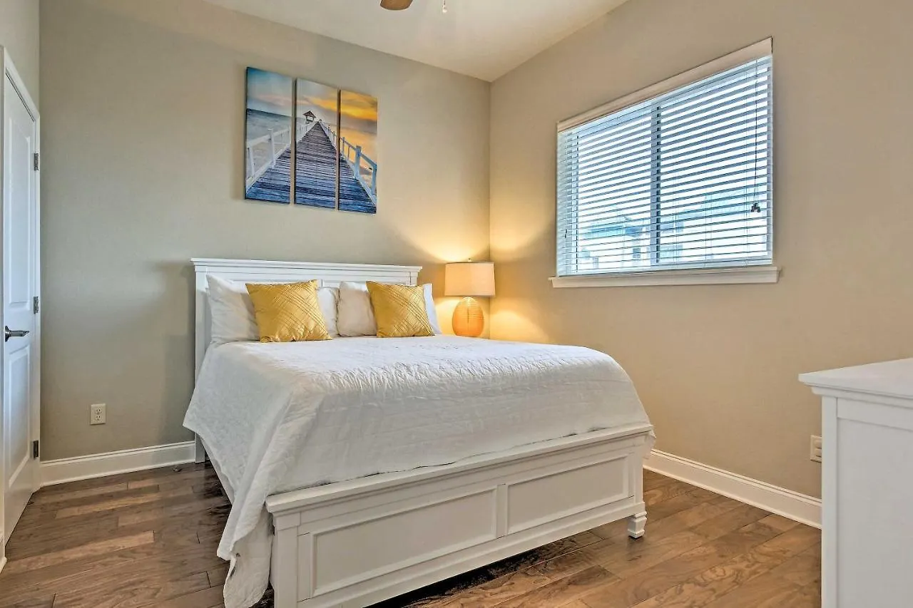 Apartment Luxurious Alerio Condo - Steps To Private Beach!